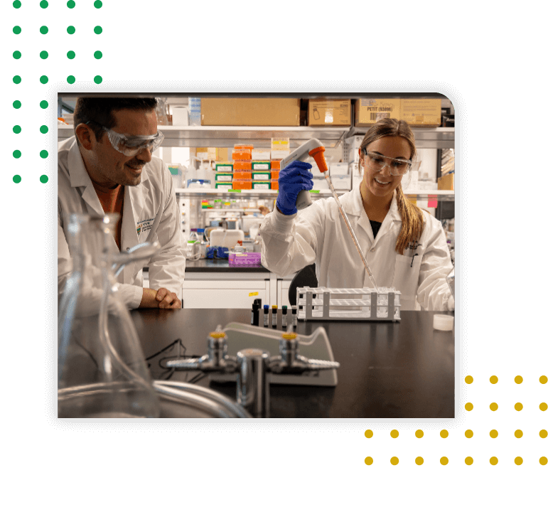 Erwan Pernet, professeur, et Pascale Lebeau, étudiante à la maîtrise en biologie cellulaire et moléculaire, qui travaillent à comprendre la dysplasie bronchopulmonaire chez les bébés prématurés